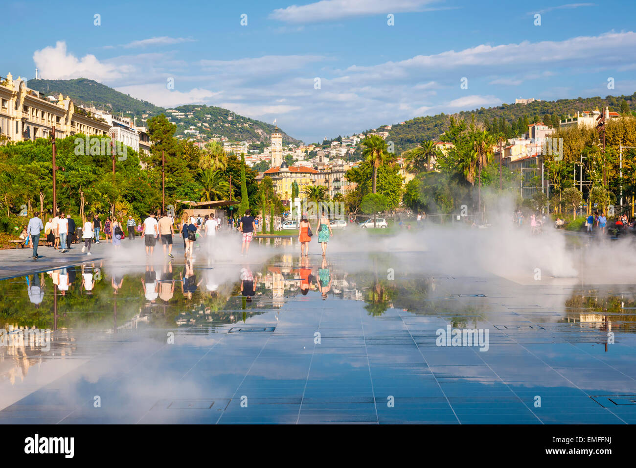 Nizza, Francia - 2 ottobre 2014: la gente camminare attraverso la fontana di imbibizione sulla Promenade du Paillon riflettendo la città e surround Foto Stock