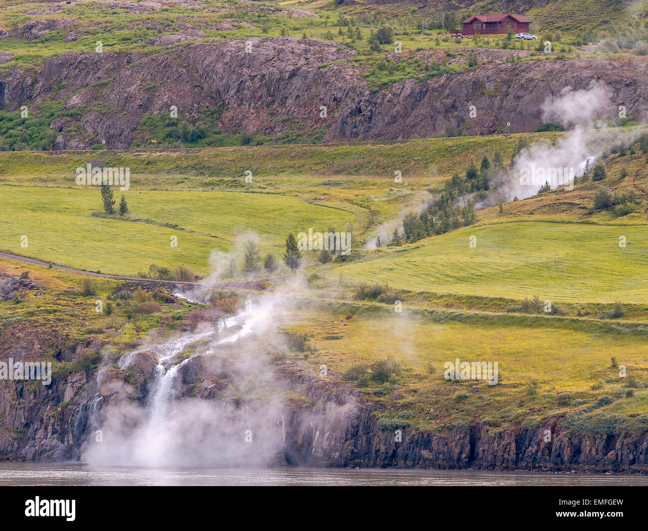 La cottura a vapore fiume che scorre nel mare Akureyri Islanda Foto Stock