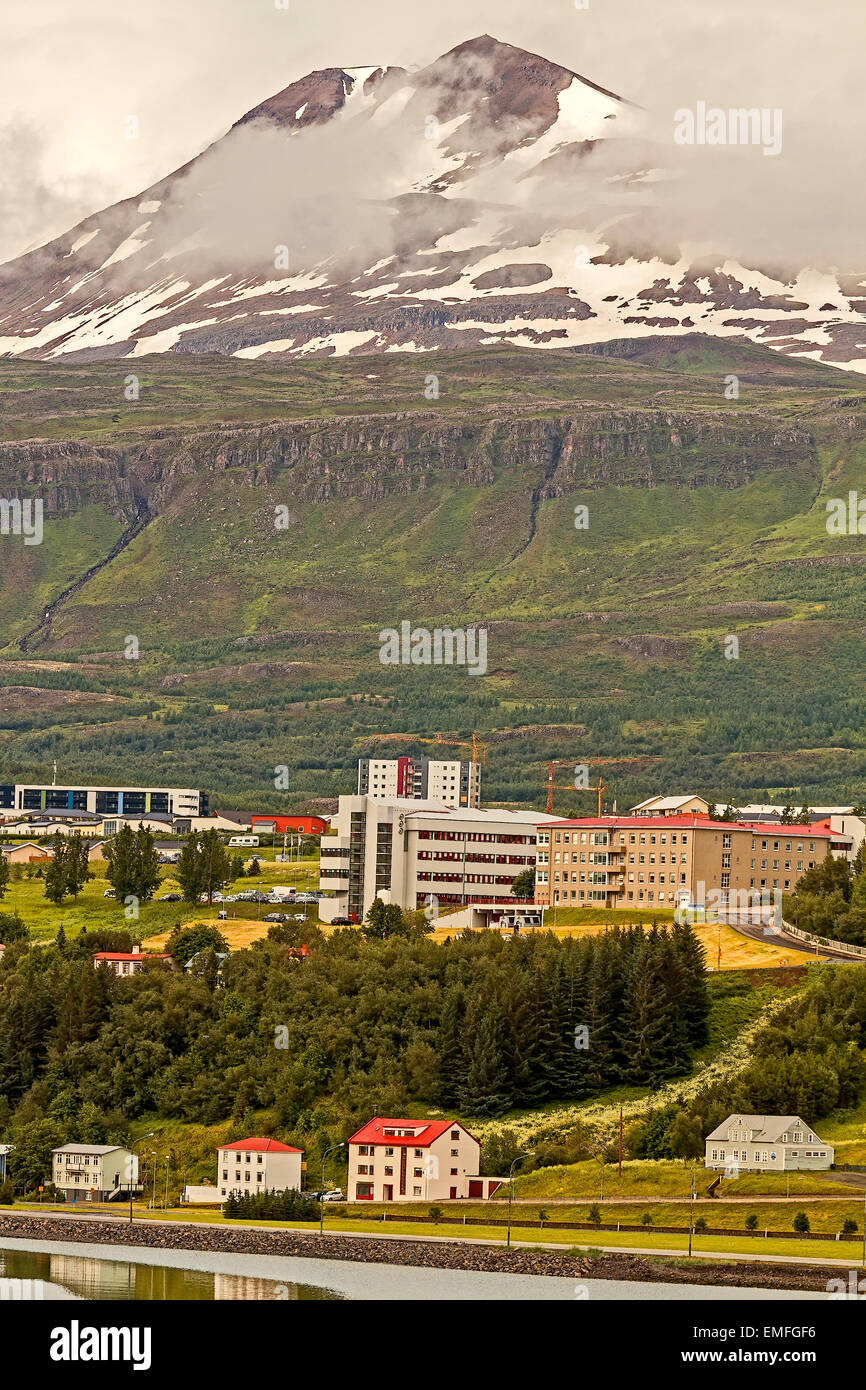 Paese dominato dal Monte Akureyri, Islanda Foto Stock
