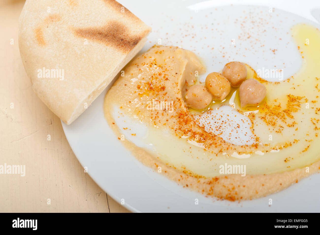 Tradizionali di ceci hummus con pane pita e paprica sulla parte superiore Foto Stock