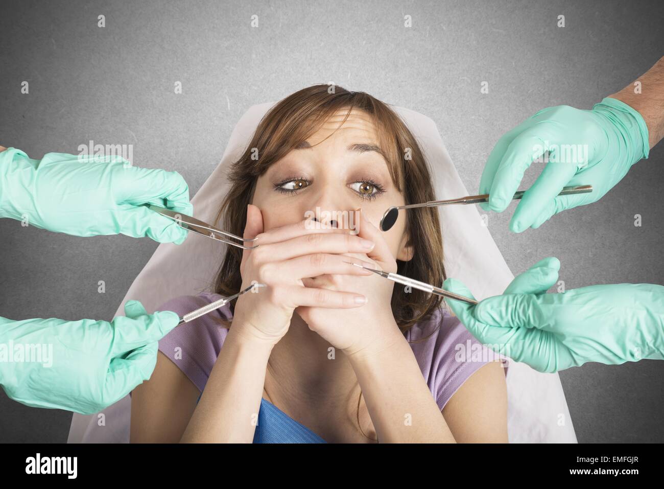 Ragazza spaventate dai dentisti Foto Stock
