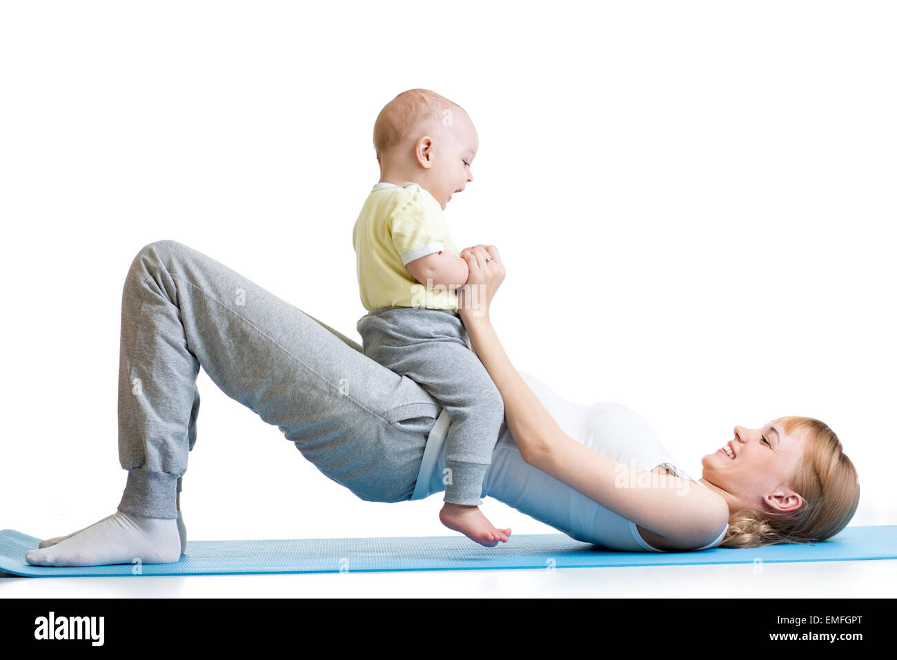 Giovane madre non esercizi di fitness insieme con il bambino Foto Stock