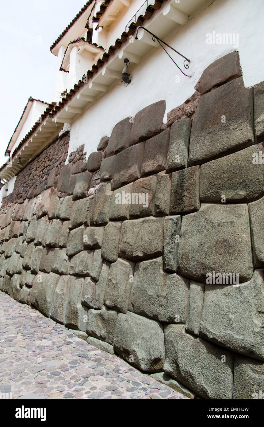 Parete inca in Cusco palazzo arcivescovile. Perù. Foto Stock