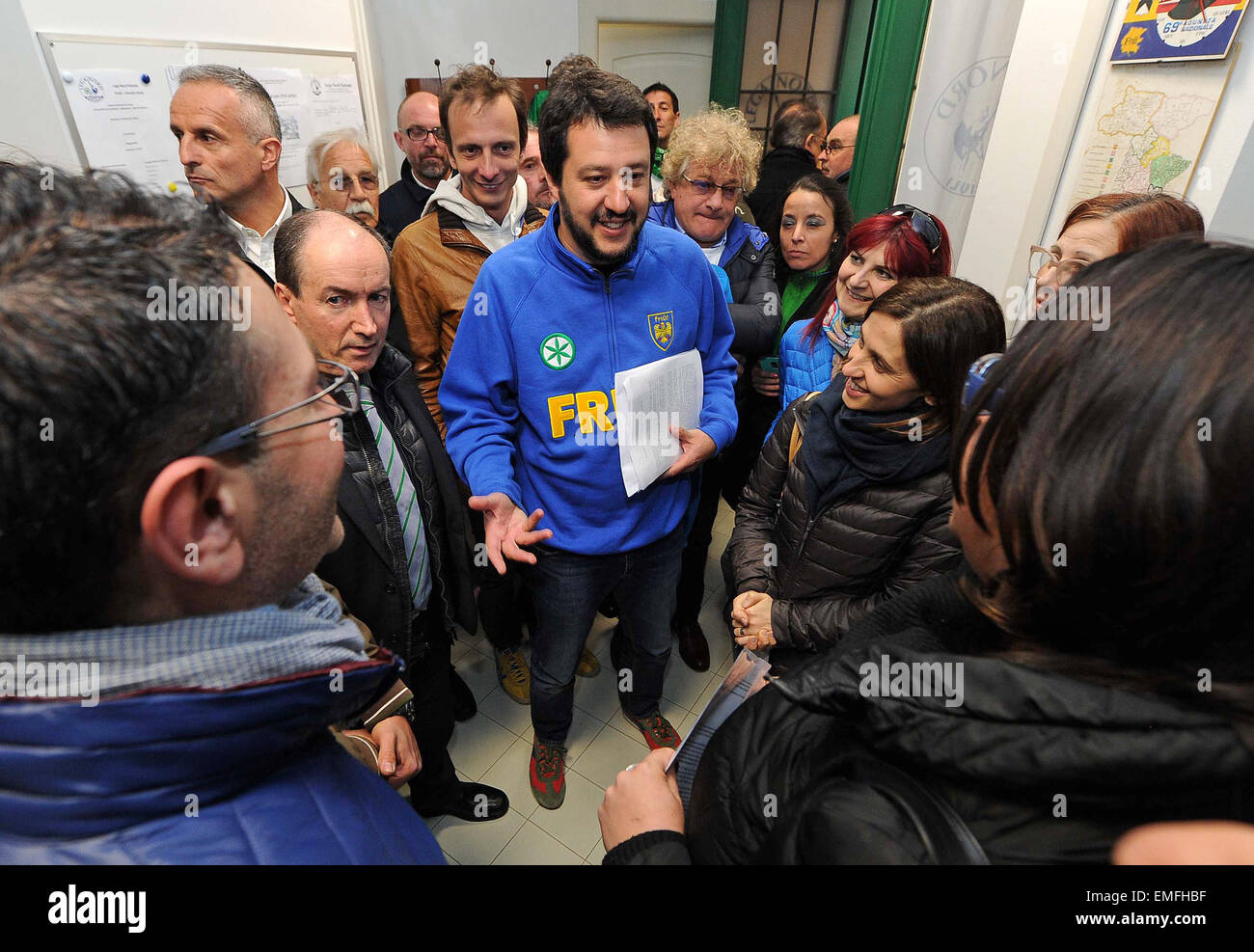 Il segretario federale della Lega Nord del partito (Lega Nord) Matteo Salvini (centro) incontra i suoi elettori prima di una riunione Foto Stock