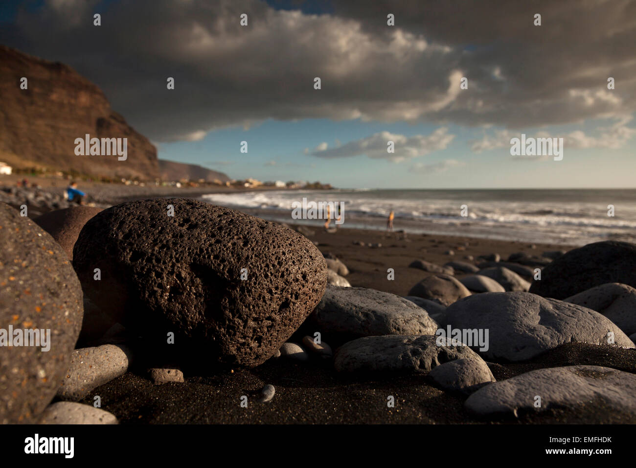 Arca nuvole sopra la spiaggia nera di Playa de La Calera, Valle Gran Rey, La Gomera, isole Canarie, Spagna, Europa Foto Stock