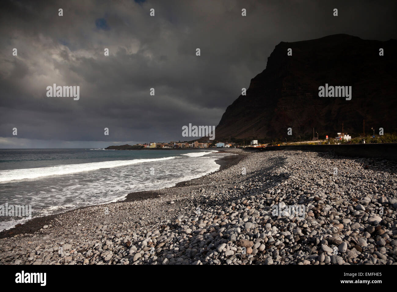 Arca nuvole sopra la spiaggia nera di Playa de La Calera, Valle Gran Rey, La Gomera, isole Canarie, Spagna, Europa Foto Stock