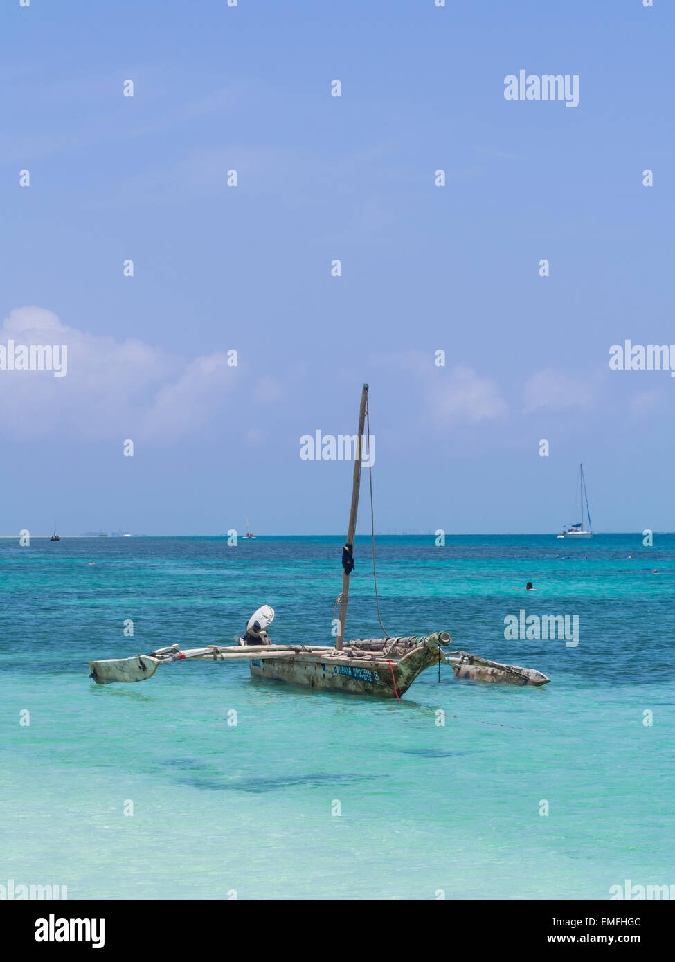 Tradizionale paese di pescatori barca dhow su acque turchesi, Mbudya Island, vicino a Dar es Salaam, in Tanzania, Africa orientale. Foto Stock