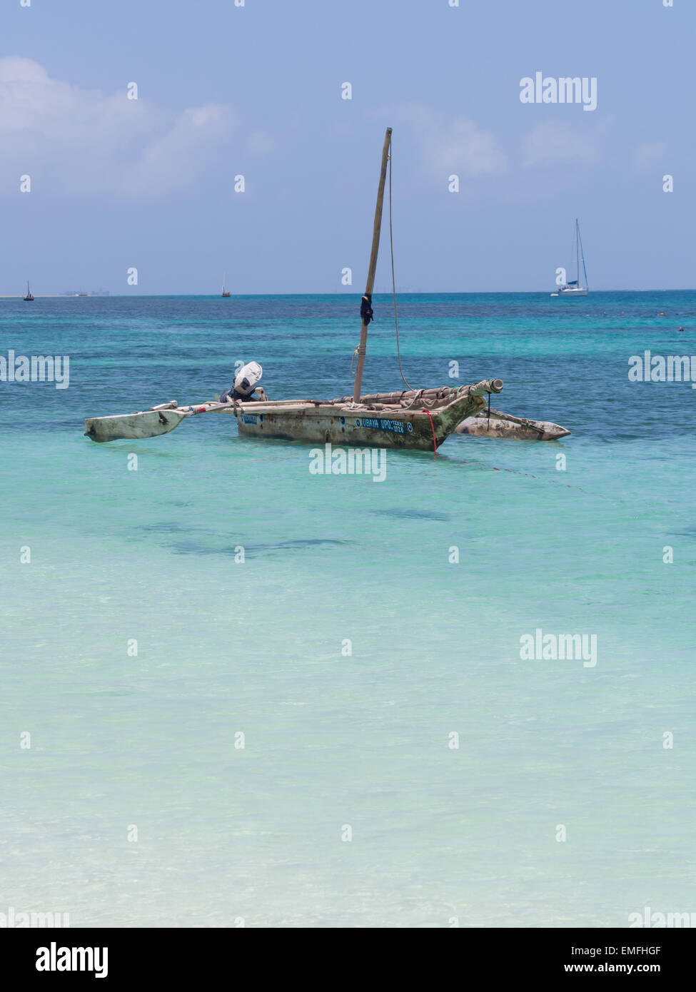 Tradizionale paese di pescatori barca dhow su acque turchesi, Mbudya Island, vicino a Dar es Salaam, in Tanzania, Africa orientale. Foto Stock