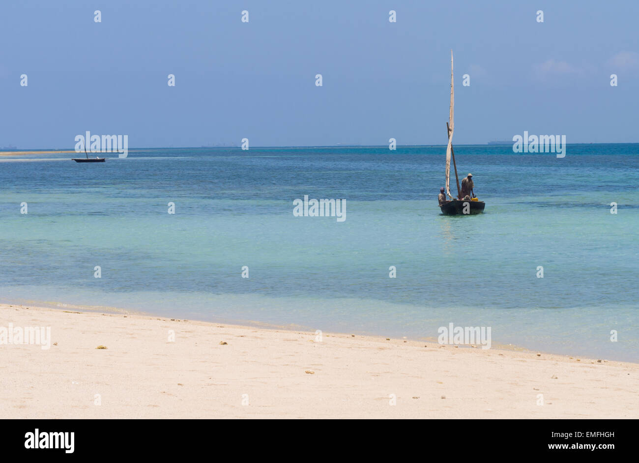 I pescatori della Tanzania su una barca dhow su una spiaggia Mbudya isola in Tanzania, vicino a Dar es Salaam, lavorando. Foto Stock