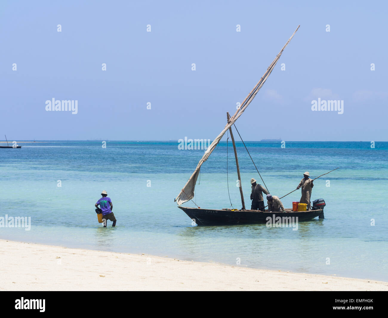 I pescatori della Tanzania su una barca dhow su una spiaggia Mbudya isola in Tanzania, vicino a Dar es Salaam, lavorando. Foto Stock