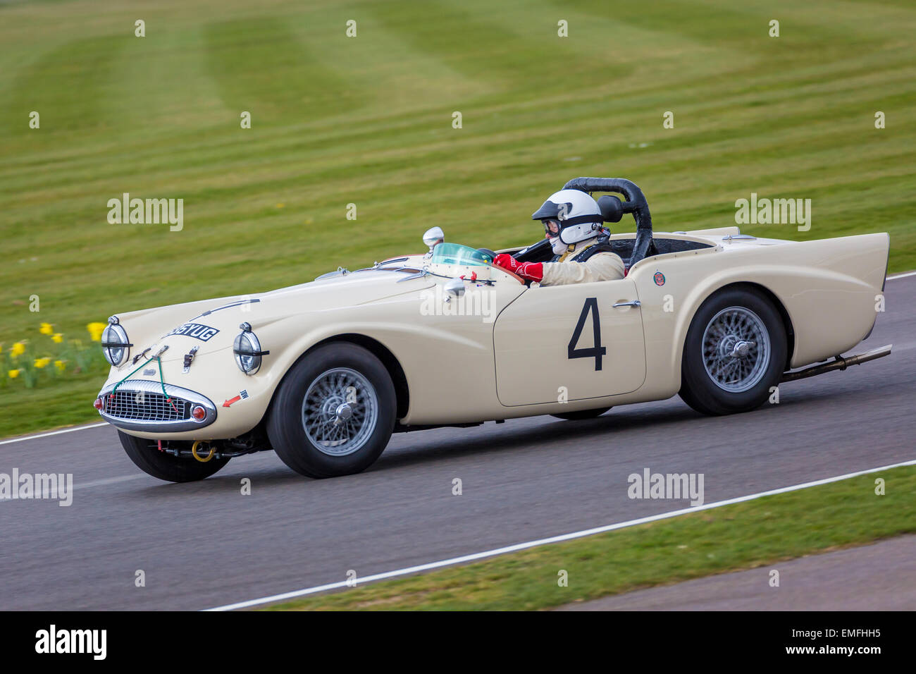 1959 Daimler SP250 con driver Andy Pastore, Les Leston Cup, 2015 73rd Goodwood assemblea dei soci, Sussex, Regno Unito. Foto Stock