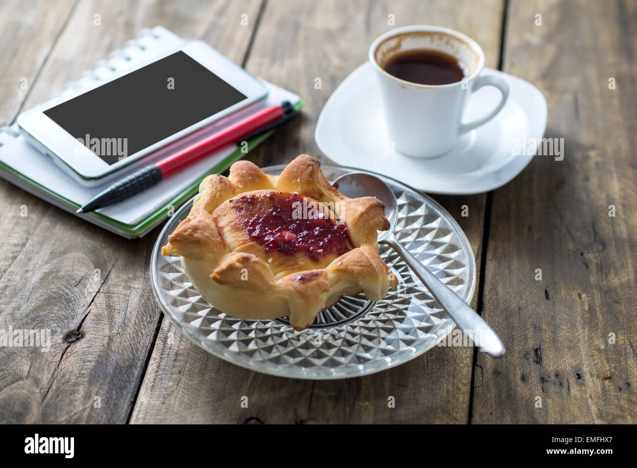In casa sfoglia di pasta farcita con confettura di fragole e caffè Foto Stock
