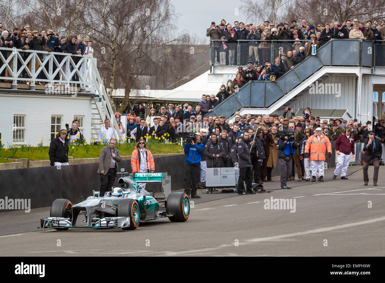 2013 Mercedes AMG Petronas F1 W04, con Anthony Davidson guida, lascia il paddock. La 73rd Goodwood assemblea dei soci, Sussex, Regno Unito Foto Stock