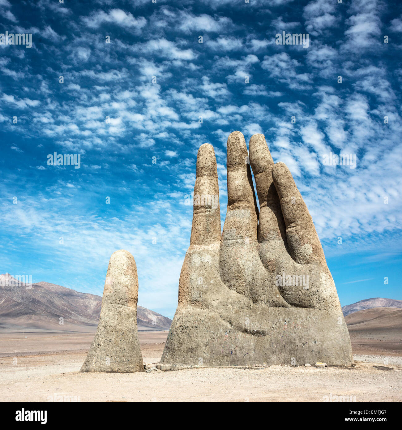 La Mano de Desierto è una grande scultura di una mano si trova nel deserto di Atacama nel Cile Foto Stock