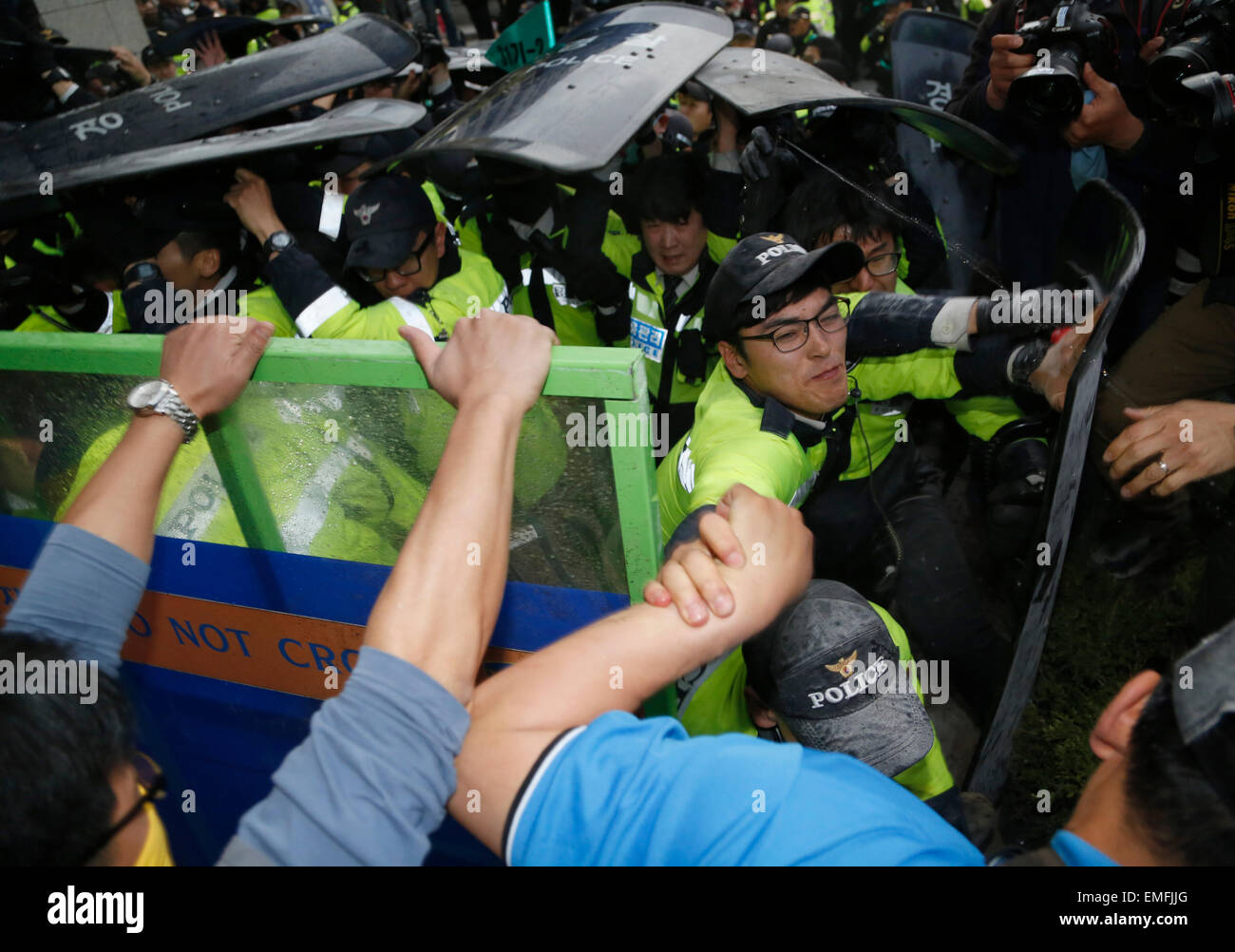 Traghetto tragedia protesta, Apr 18, 2015 : Blocco di poliziotti manifestanti cercando di marzo verso il gate di Gwanghwamun vicino alla presidential Blue House a Seul, in Corea del Sud. Circa 30.000 persone (8.000 dalla polizia stima) hanno dimostrato il 18 aprile, due giorni dopo il primo anniversario del traghetto Sewol tragedia ad esigere che il governo avanzi la speciale legge Sewol decreto di attuazione, recupero del traghetto e tenere una approfondita indagine nella tragedia. Essi hanno anche chiamato per dimissioni del Presidente Parco-geun hye.La polizia ha imprigionato circa 100 manifestanti durante la protesta. © Lee Jae-Won/AFLO/Alamy Live News Foto Stock