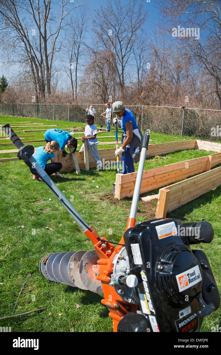 Rockford, Michigan - Volontari costruire letti in rilievo per un orto comunitario a motivo di un senior complesso di abitazioni. Foto Stock