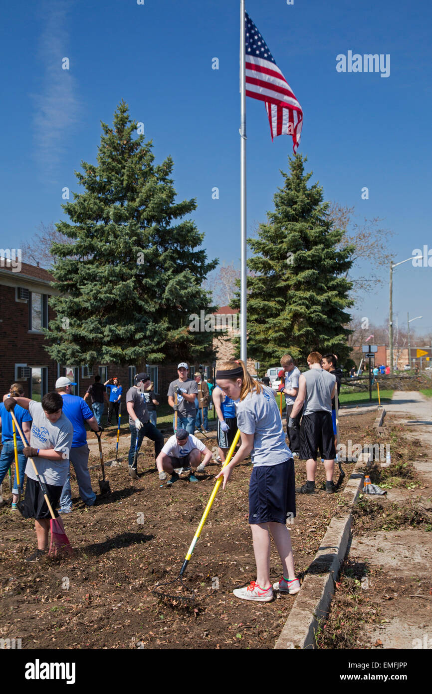Rockford, Michigan - Alta scuola di paesaggio volontari l'ingresso a un senior cittadini complesso di abitazioni. Foto Stock