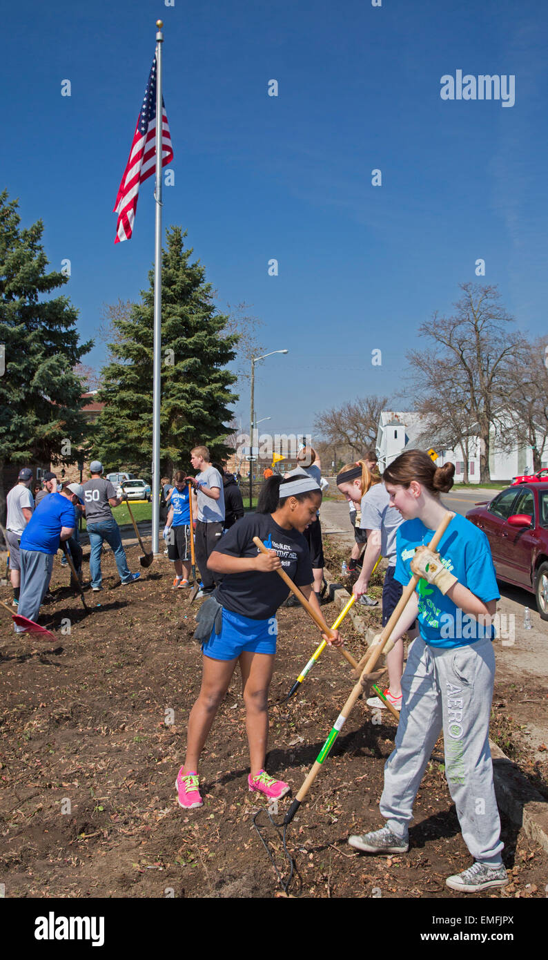 Rockford, Michigan - Alta scuola di paesaggio volontari l'ingresso a un senior cittadini complesso di abitazioni. Foto Stock