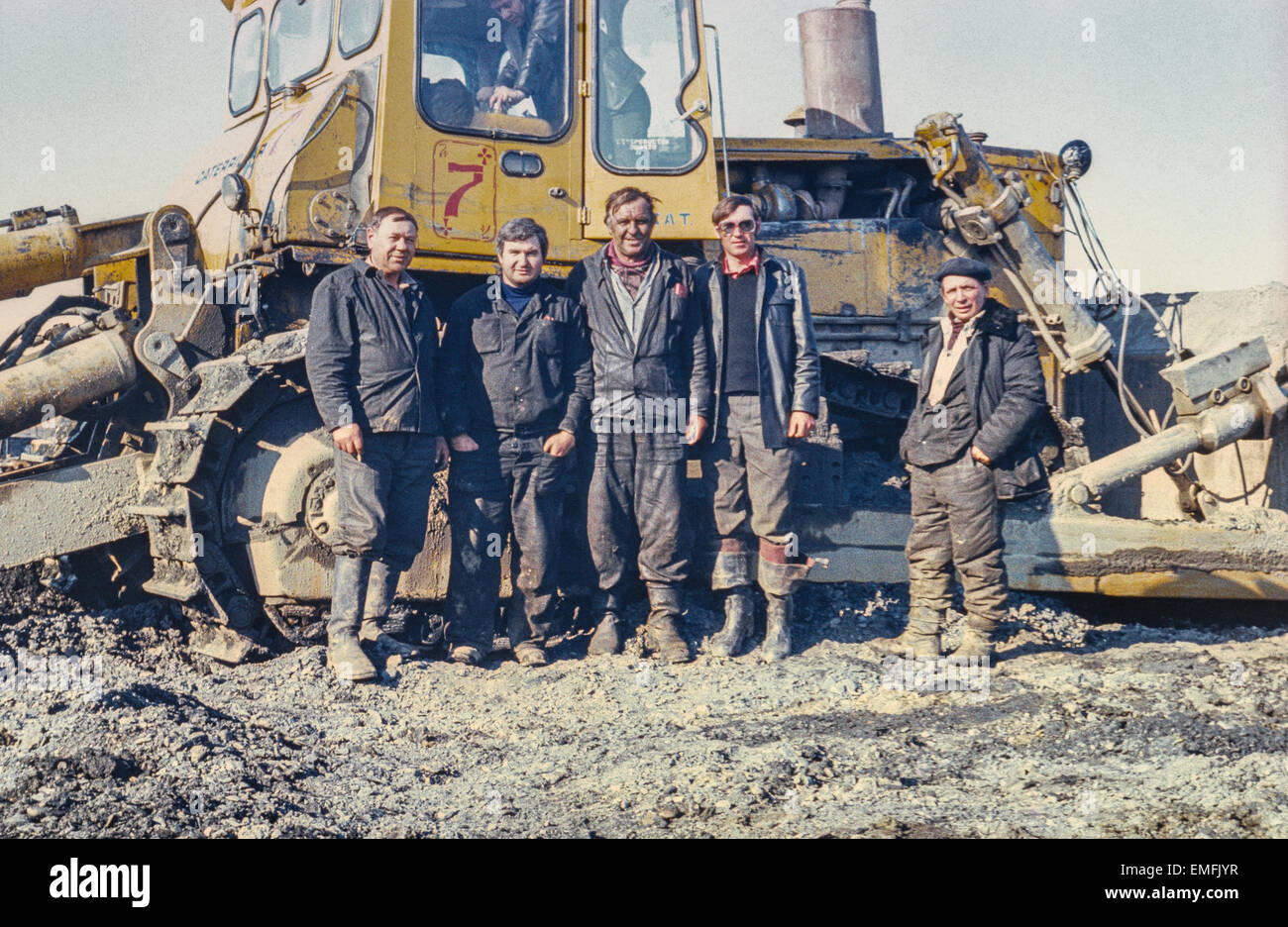 Penisola di Chukchi, URSS - Giugno 20, 1983: un gruppo di operatori di bulldozer su un oro-campo nella tundra vicino la maggior parte delle città del nord in URSS Foto Stock