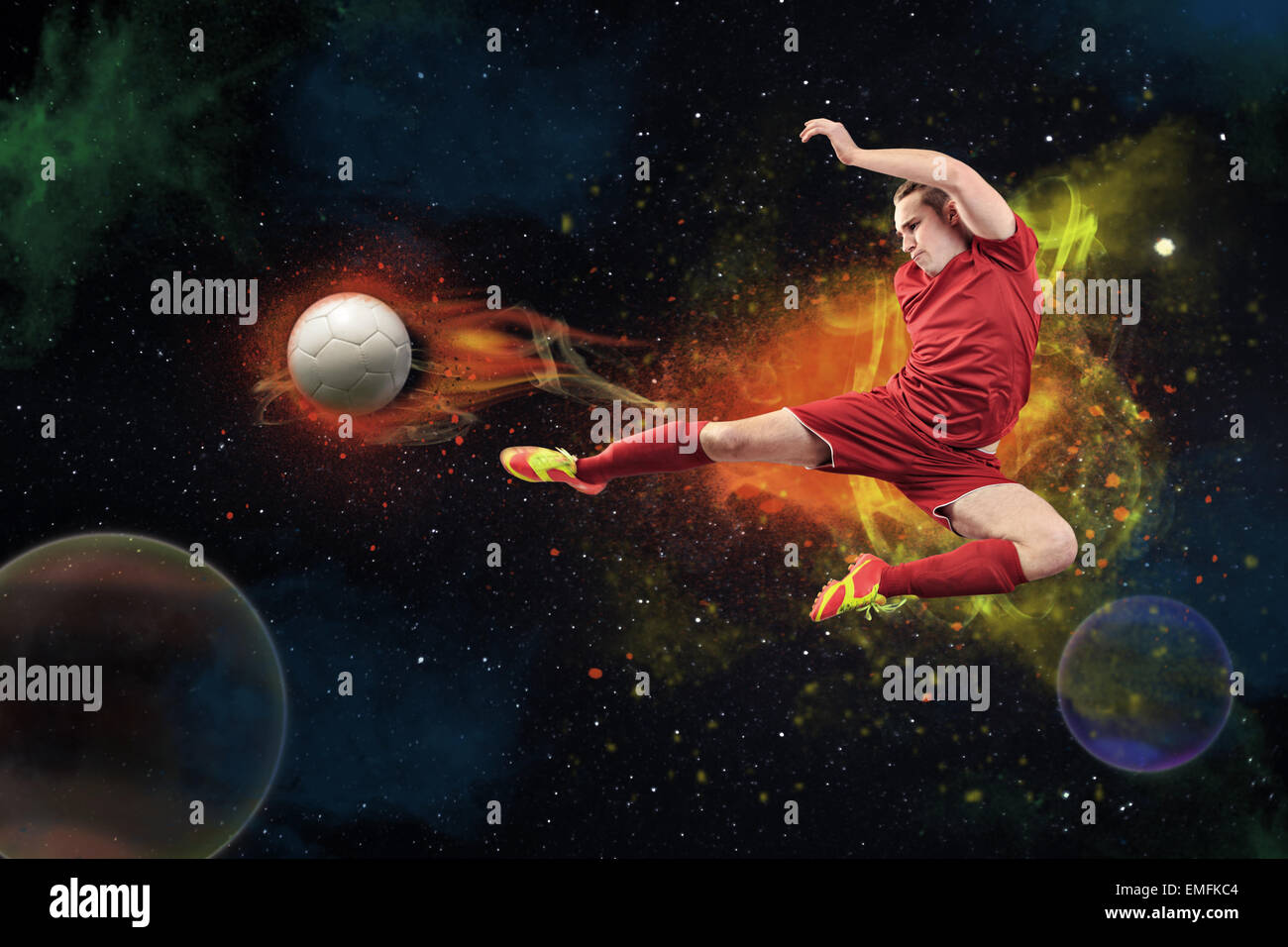 Il calcio o il giocatore di calcio sul campo nella parte anteriore dello spazio Foto Stock
