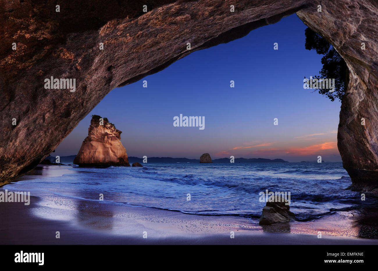 Cove della cattedrale di sunrise, Penisola di Coromandel, Nuova Zelanda Foto Stock