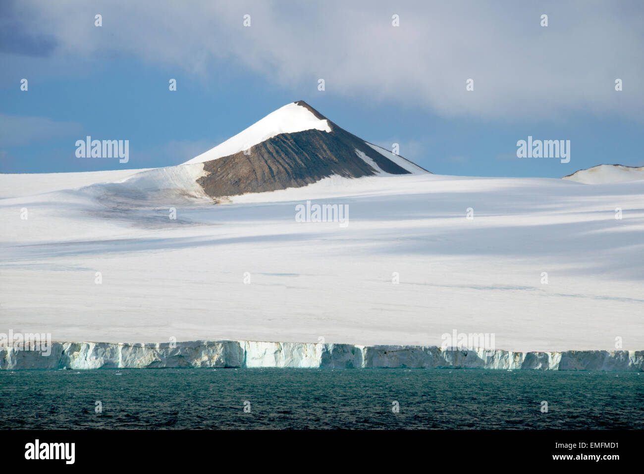 Nevato vetta conica Antartico peninsulare Foto Stock