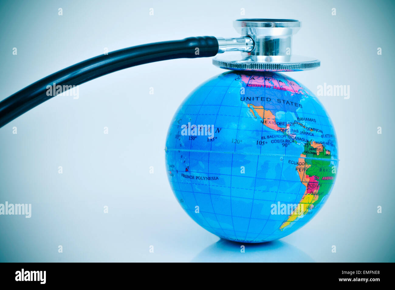 Uno stetoscopio su un globo terrestre che raffigura il concetto di check up della salute del pianeta terra Foto Stock