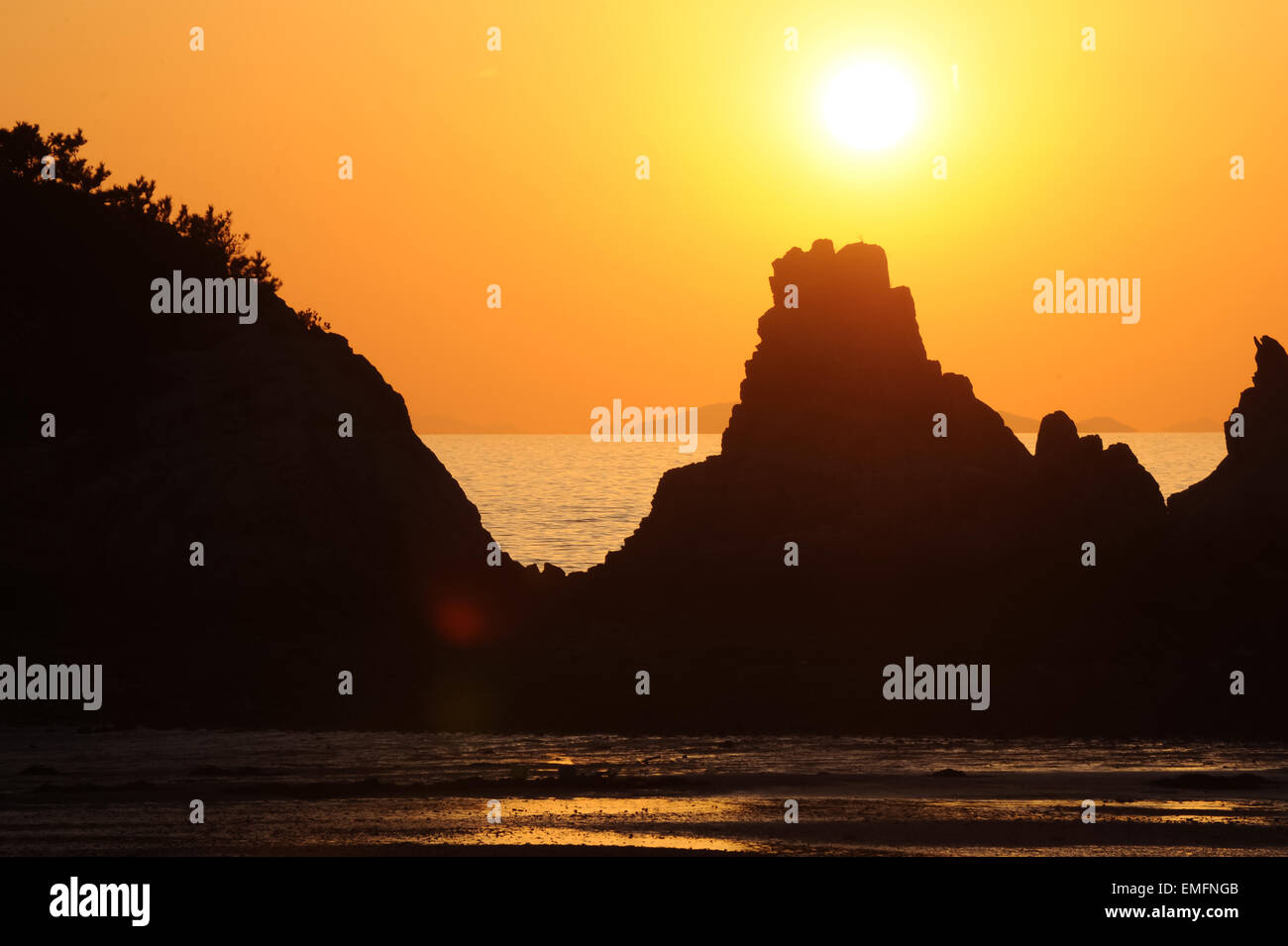 Costa a bel tramonto. bellissimo paesaggio marino Foto Stock