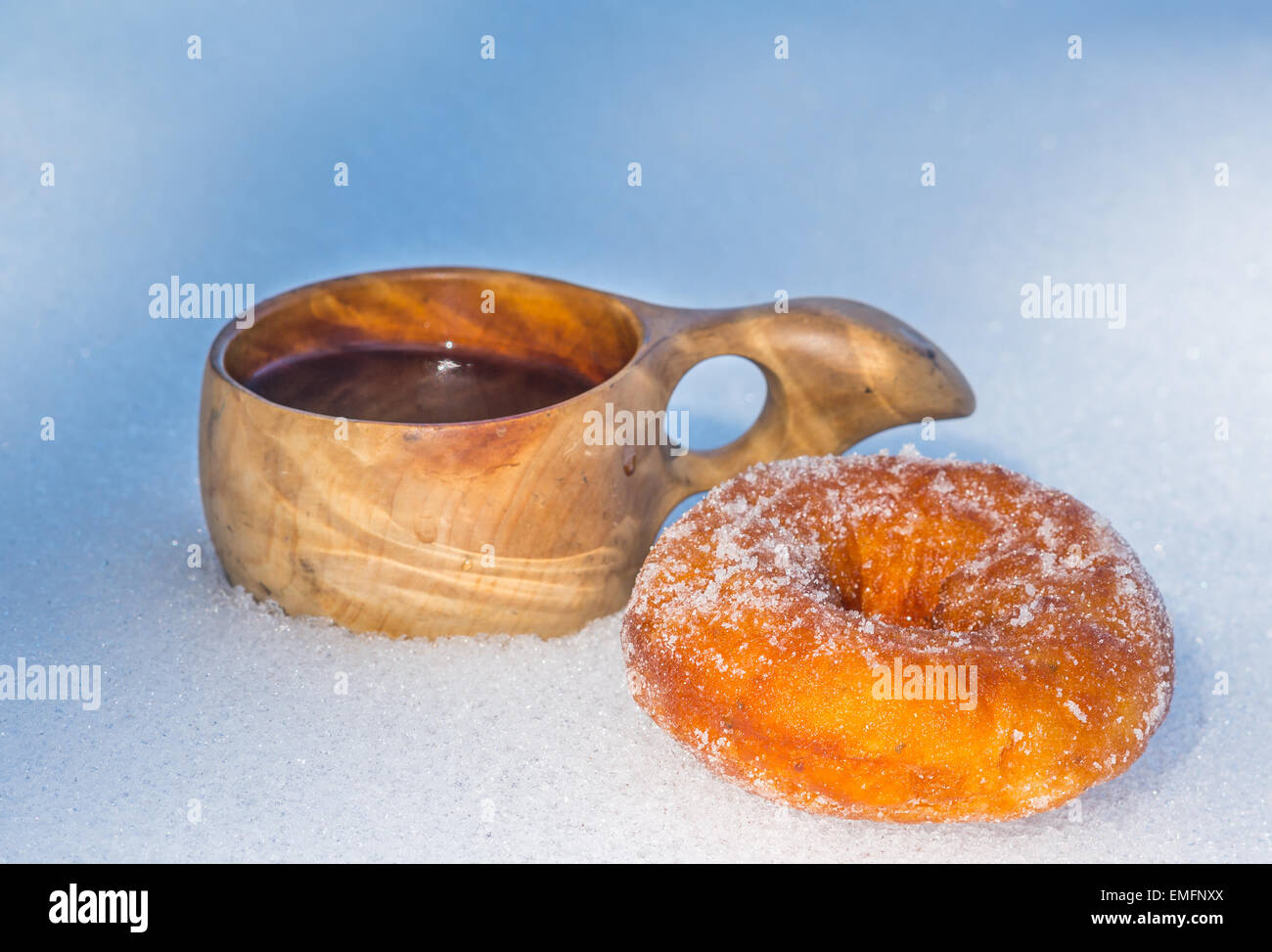 Il caffè in tazza di legno e cotto a ciambella Foto Stock