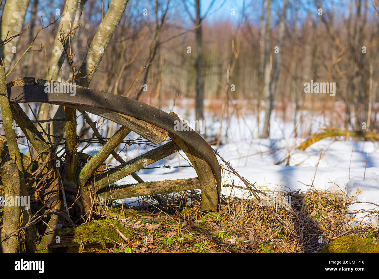 Vecchio e rotto appoggiate in campagna finlandese Foto Stock