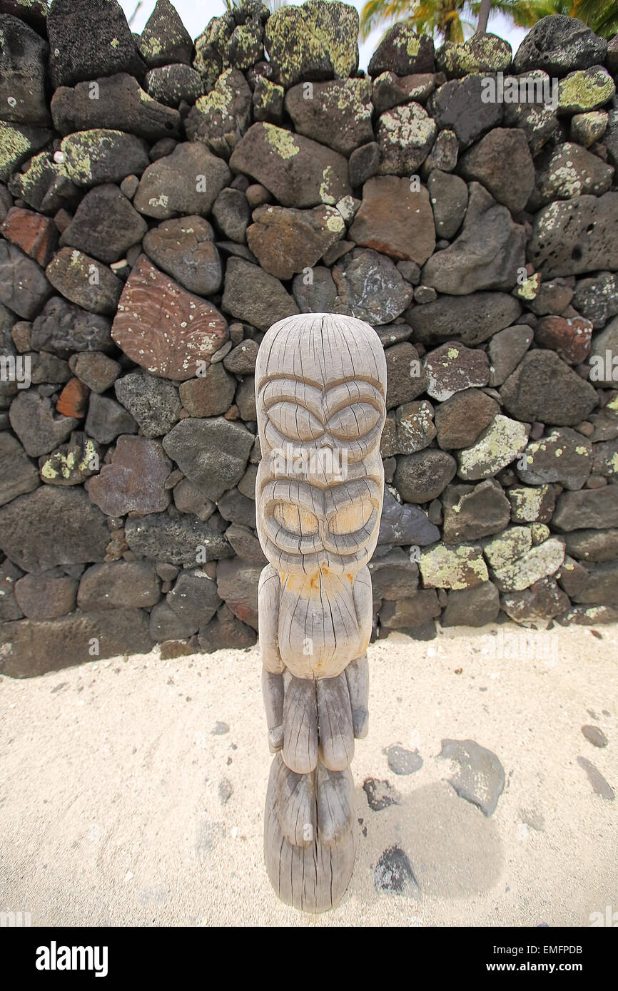 Tiki scolpito dèi a Puuhonua O Honaunau (città di rifugio) Parco Nazionale, la Big Island delle Hawaii Foto Stock