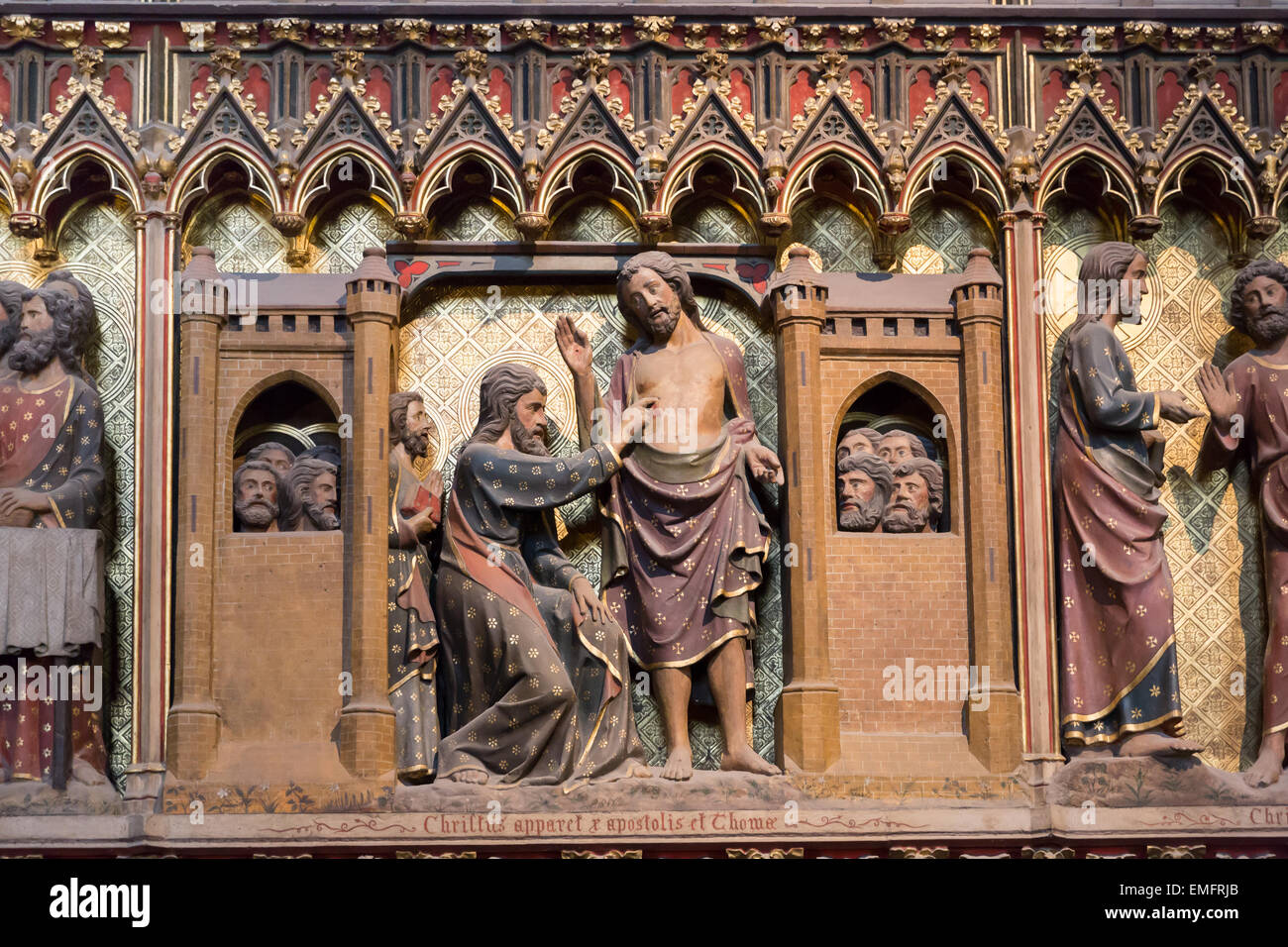 Medievale scultura in legno sul presbiterio schermo nella cattedrale di Notre Dame de Paris che raffigura la scena biblica del 'Doubting Thomas' Foto Stock