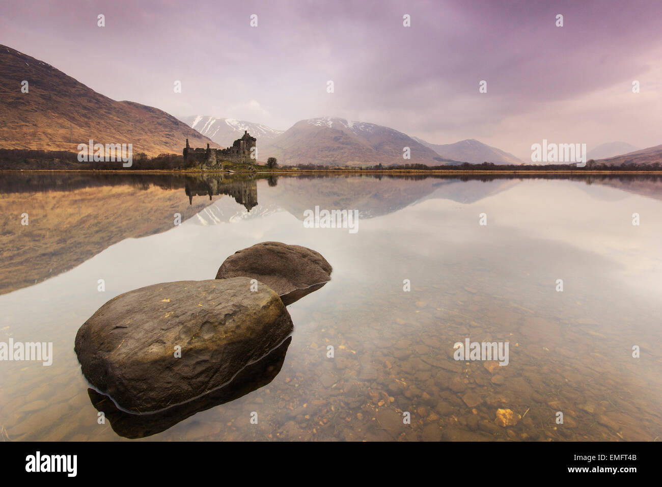 Kilchurn Castle e le highlands riflette perfettamente nel lago - Scozia Foto Stock
