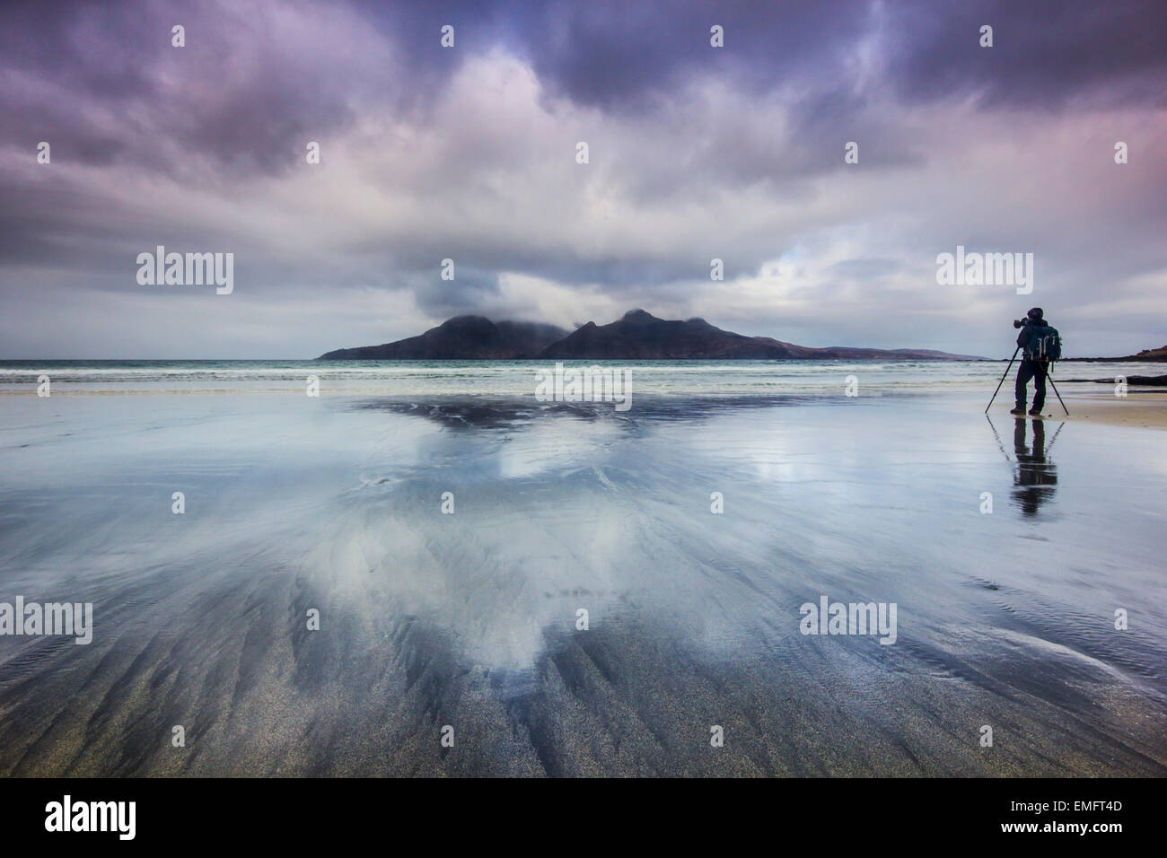 Fotografo di natura presso la baia di Laig, Isola di Eigg, Scozia Foto Stock