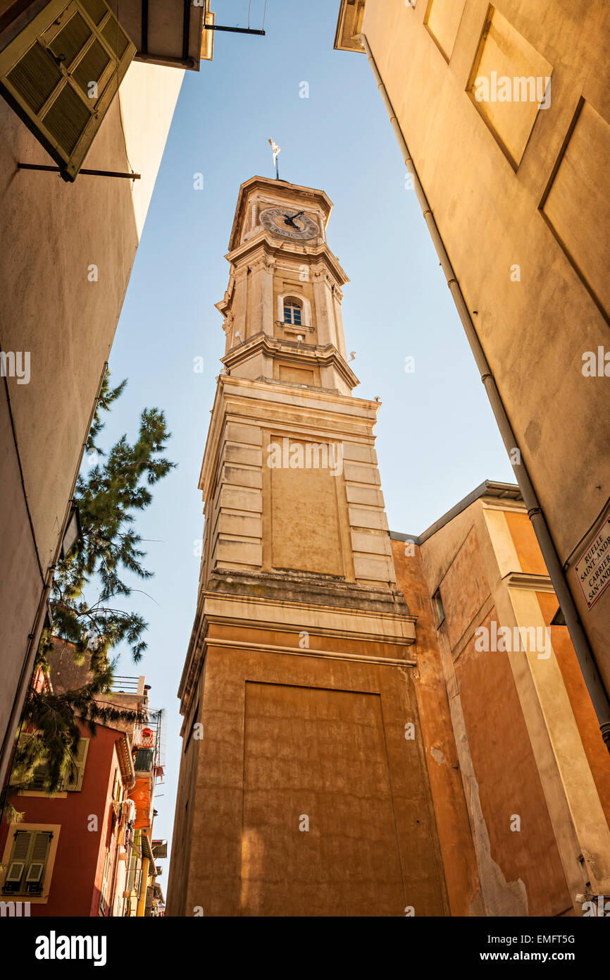 Vista della Torre dell'orologio di Saint Francois a Nizza, in Francia, dalla stradina nel centro storico di Nizza. Foto Stock