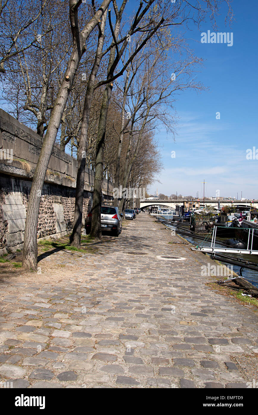 Parigi Argine del Fiume Senna andando verso il ponte di Jena in distanza. Foto Stock
