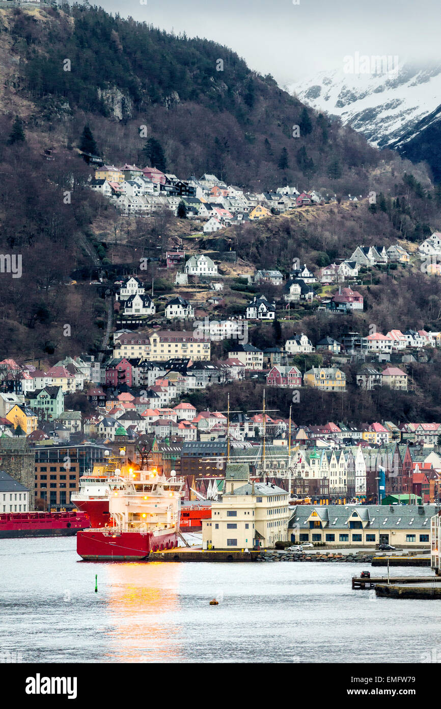 Di rimorchiatori e di fornire le navi ormeggiate a Bergen in Norvegia. Foto Stock