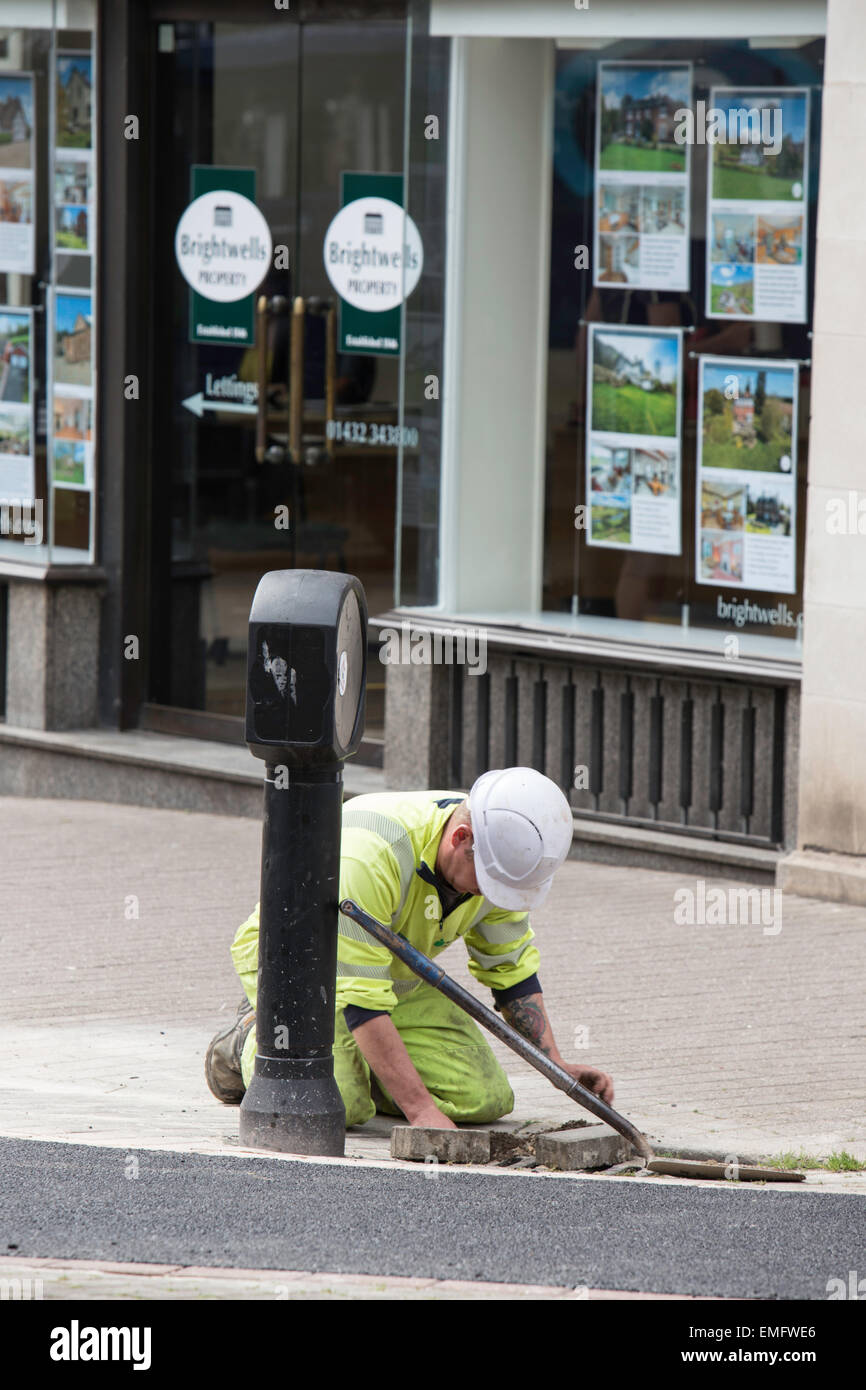 Workman nel centro città, riparazione dei servizi della metropolitana, England, Regno Unito Foto Stock