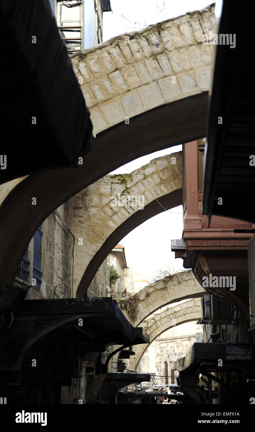 Israele. Gerusalemme. Via Dolorosa. Strada di Città Vecchia, che tradizionalmente camminò Gesù portando la croce, il modo per la sua crocifissione. Arch. Foto Stock