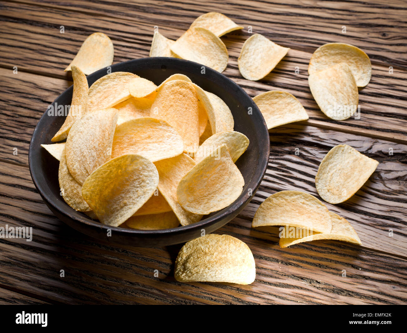 Potato Chips su uno sfondo di legno. Foto Stock