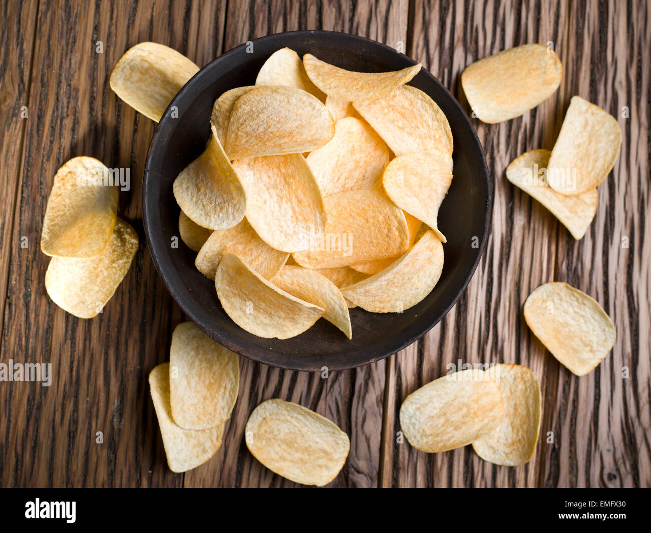 Potato Chips su uno sfondo di legno. Foto Stock