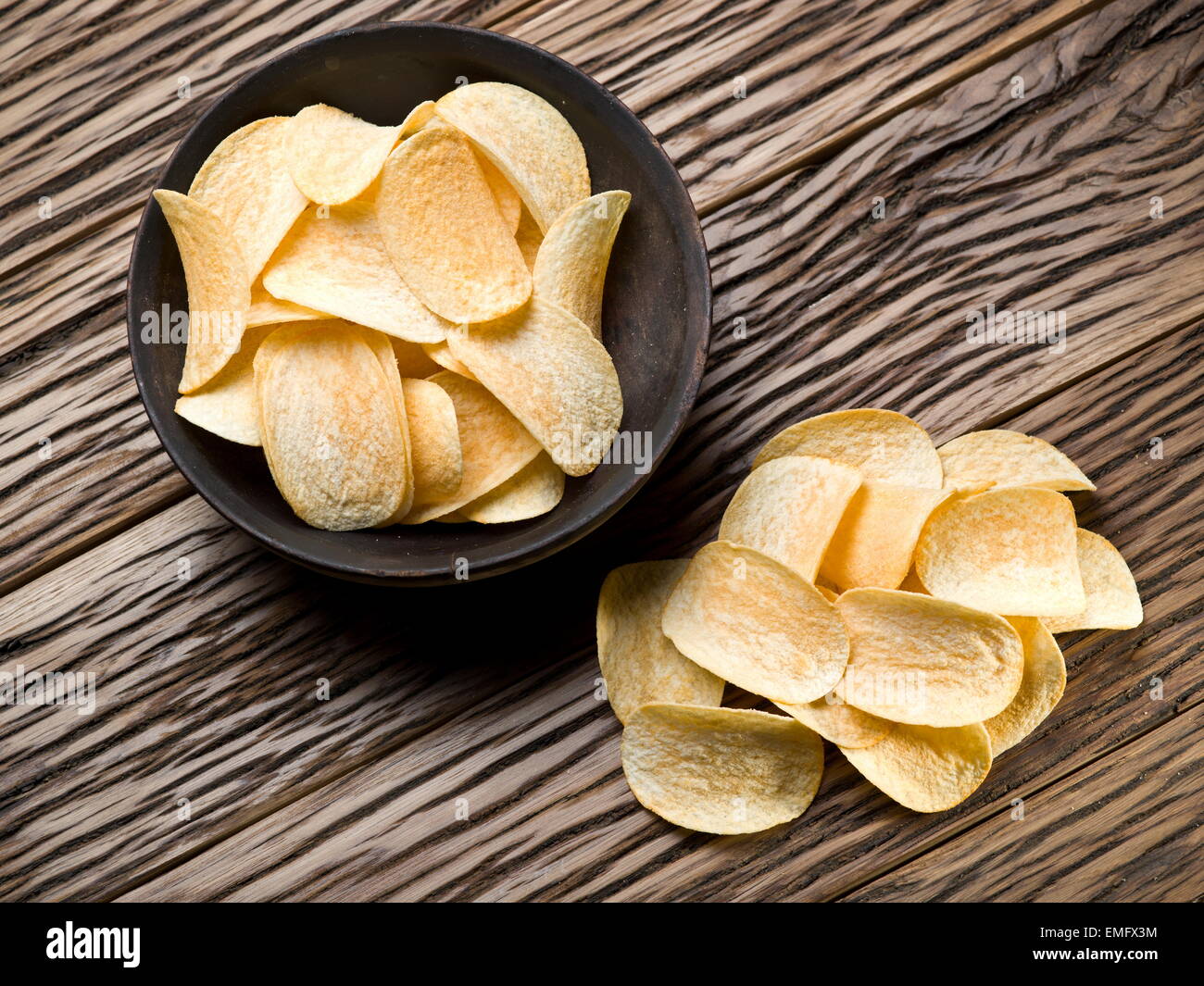 Potato Chips su uno sfondo di legno. Foto Stock