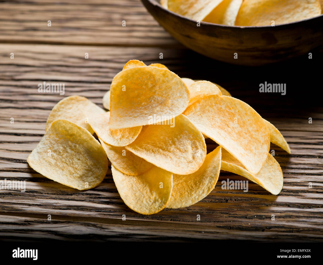 Potato Chips su uno sfondo di legno. Foto Stock