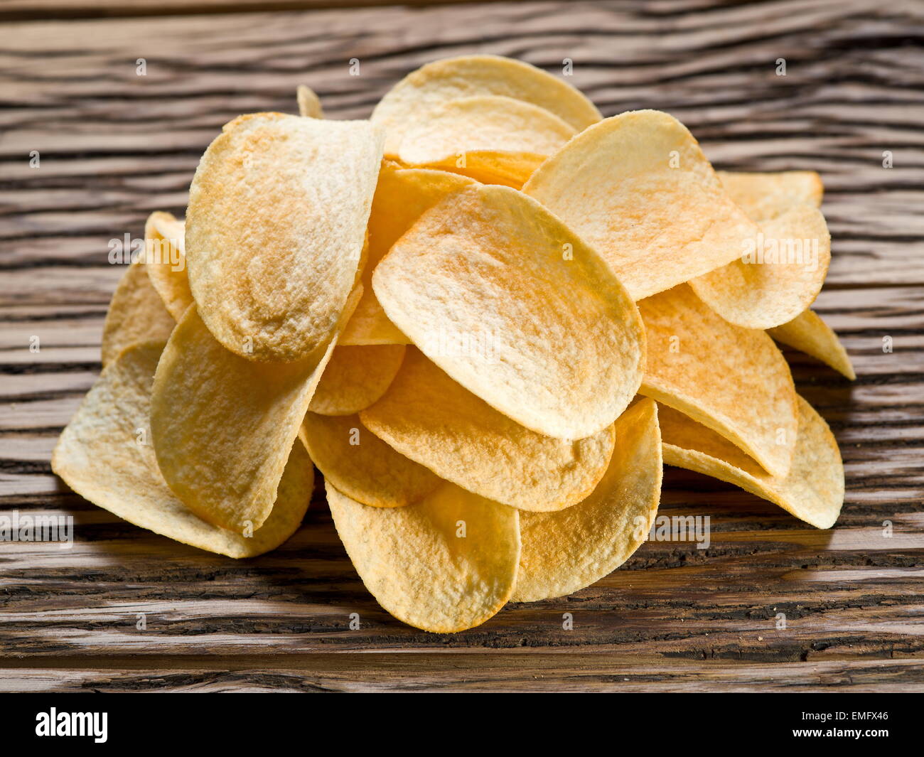 Potato Chips su uno sfondo di legno. Foto Stock