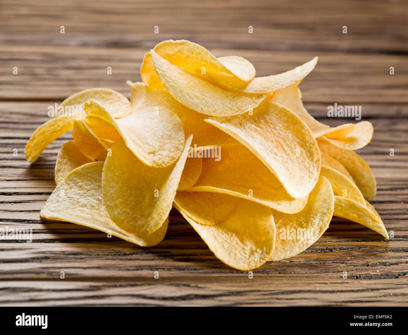 Potato Chips su uno sfondo di legno. Foto Stock