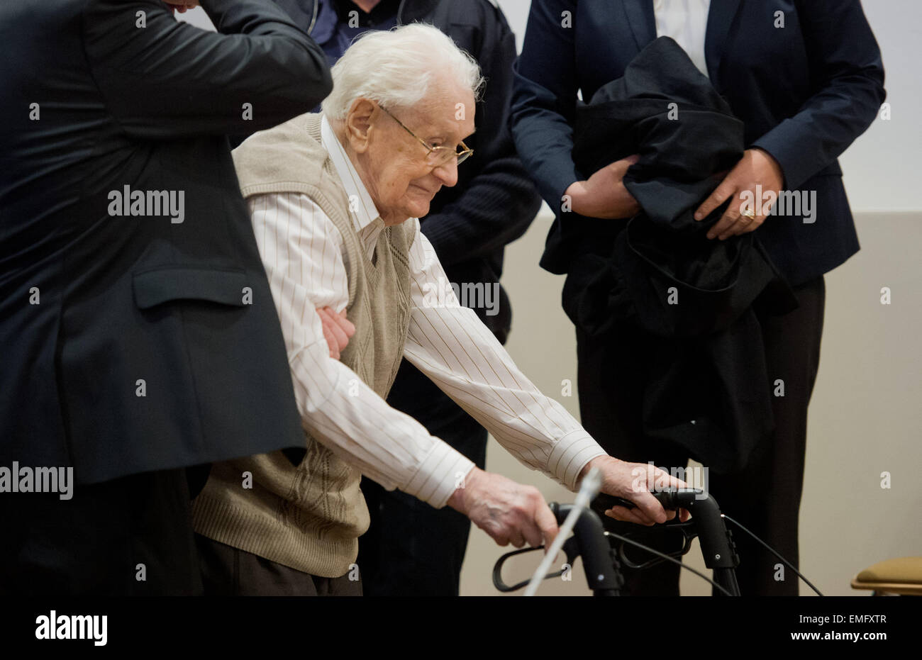 Lueneburg, Germania. Xxi Aprile, 2015. Convenuta Oskar Groening arriva in Aula in Lueneburg, Germania, 21 aprile 2015. 70 anni dopo il crollo del regime nazista, 93-enne ex SS stati Oskar Groening saranno portati in giudizio. L' uomo è accusato di agire come un accessorio per omicidio in almeno 300000 casi. Credito: dpa picture alliance/Alamy Live News Foto Stock