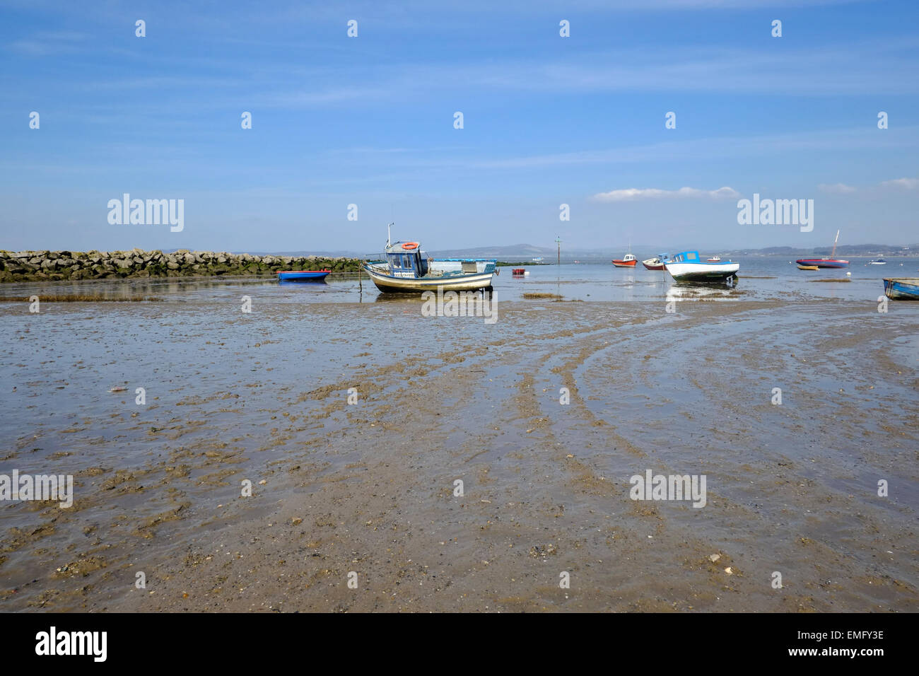 Piccole imbarcazioni nella baia di Morecambe situata su un soleggiato e tranquillo giorno di primavera Foto Stock