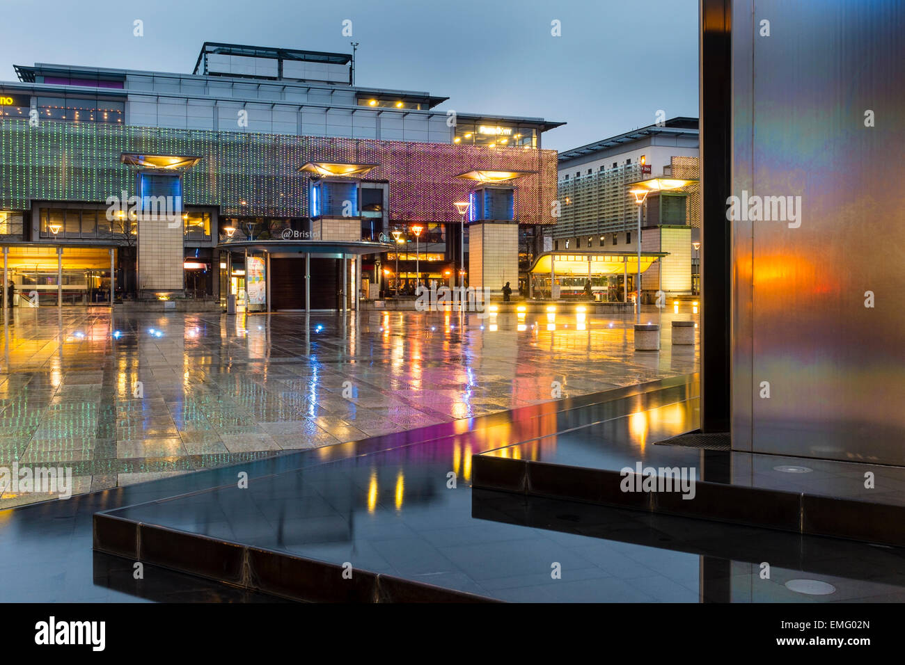 Millennium Square nel centro della città di Bristol, Regno Unito Foto Stock