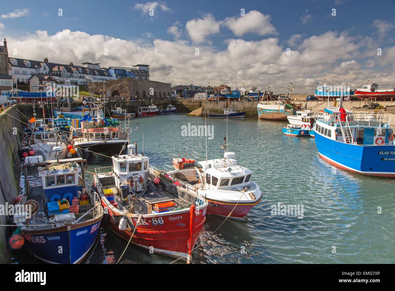 Seahouses Harbour con ormeggiate barche da pesca, Northumberland Coast, England, Regno Unito Foto Stock