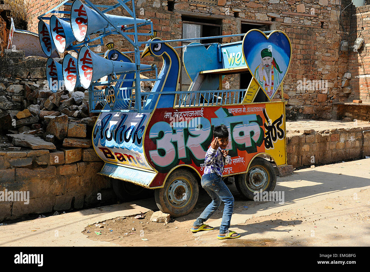 Bambino con street veicle suono in Samode, vicino Jaipur, Rajasthan, India Foto Stock